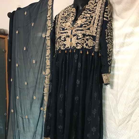 Shalwar Kameez sold - Picture 1 of 8
